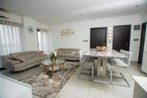 LUXURY 2-BEDROOM 2-BATHROOM SUITE SIGNATURE APARTMENTS MINUTES FROM KOTOKA AIRPORT
